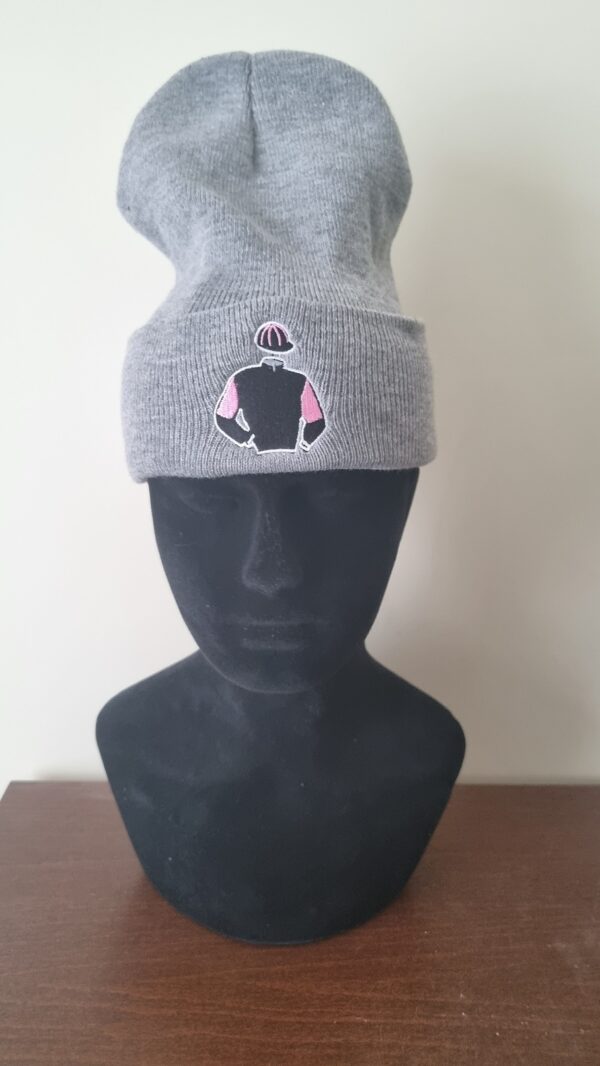 Bonnets avec votre casaque brodée – Image 2