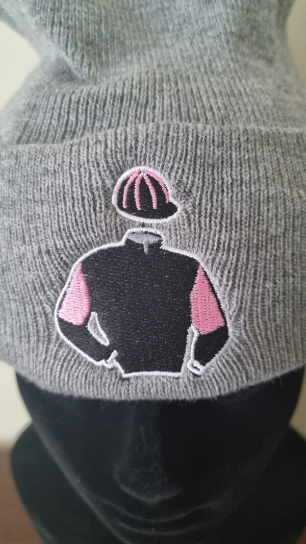 Bonnets avec votre casaque brodée – Image 3